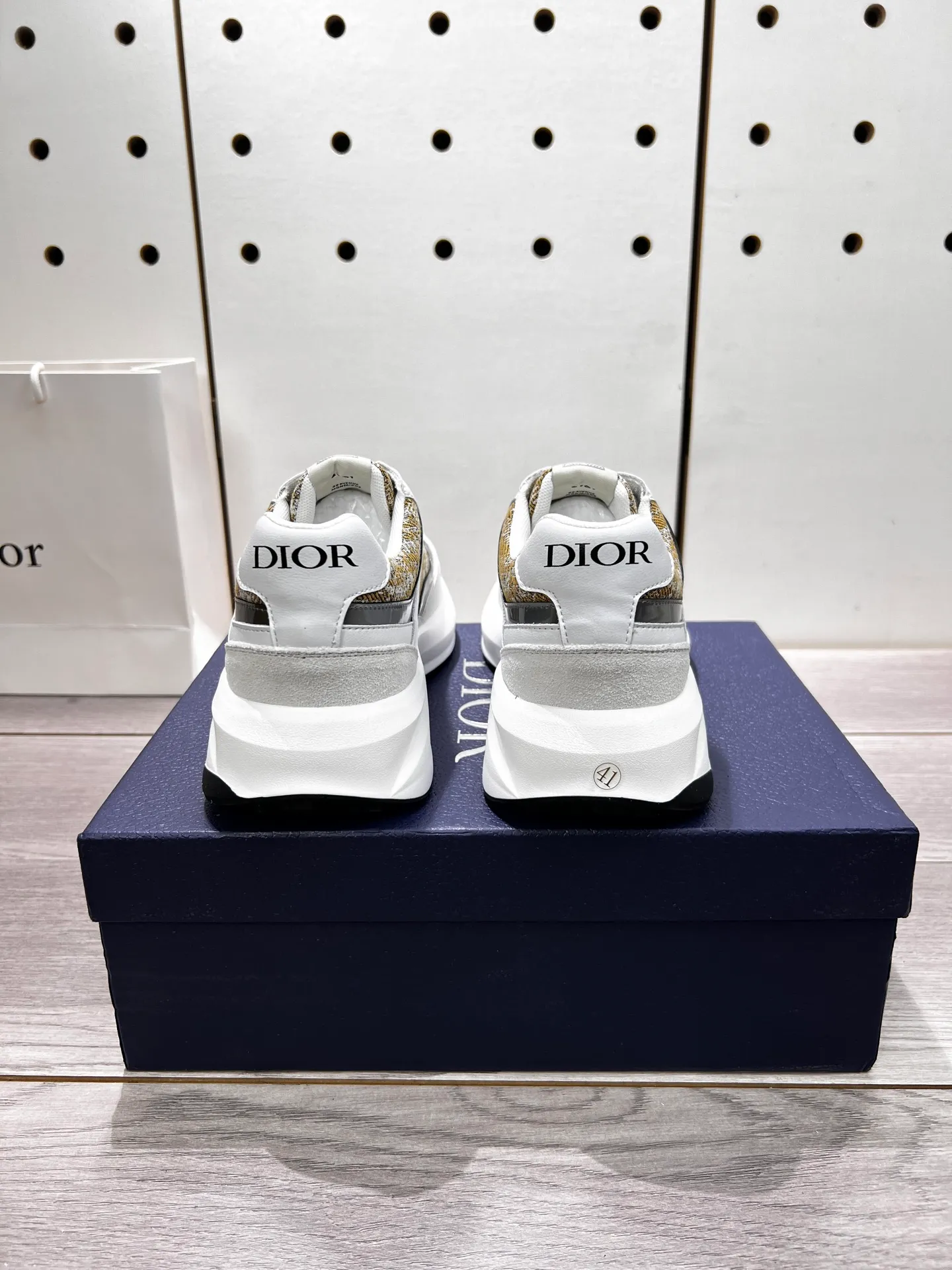 Factory price: 440💰Dior official website new style🎁🎁fashionable casual men's shoes👟, popular style💥simple and elegant version, exclusive for trendy men. Unique official website latest brand elements 👑original decoration, fashionable and generous, imported first-layer cowhide with original fabric✅breathable mesh lining, official website designated wear-resistant casual outsole, counter classic model taken in kind🎬Four colors available, code 38-44. Can be customized 45 non-returnable